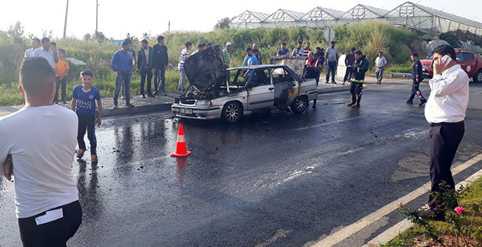 Antalya'da alev topuna dönen otomobilden son anda kurtarıldı