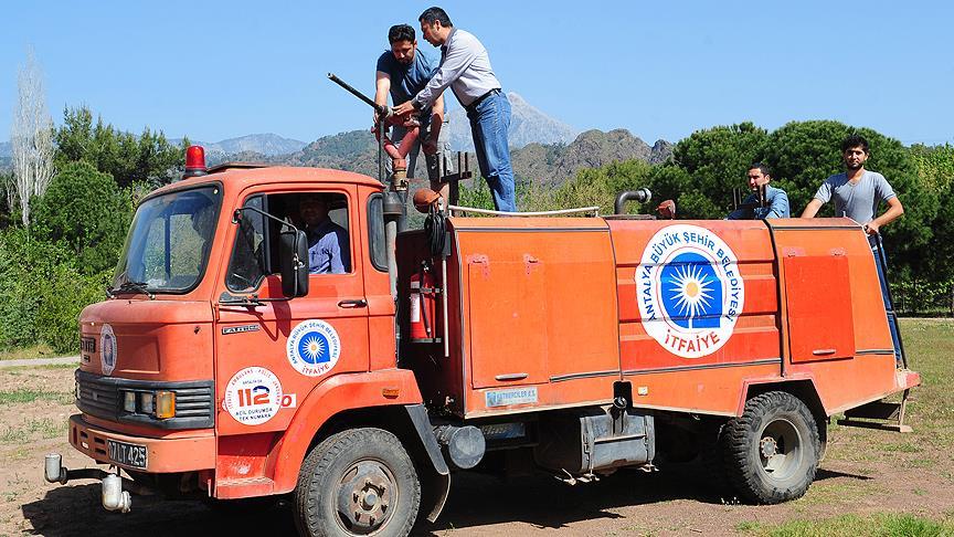 Antalya'da alevlerle mücadeleye 'gönüllü' oldular