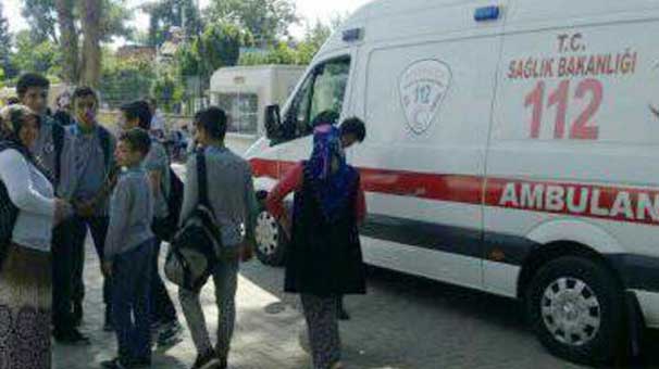 Antalya'da ambulanslar peş peşe okula geldi