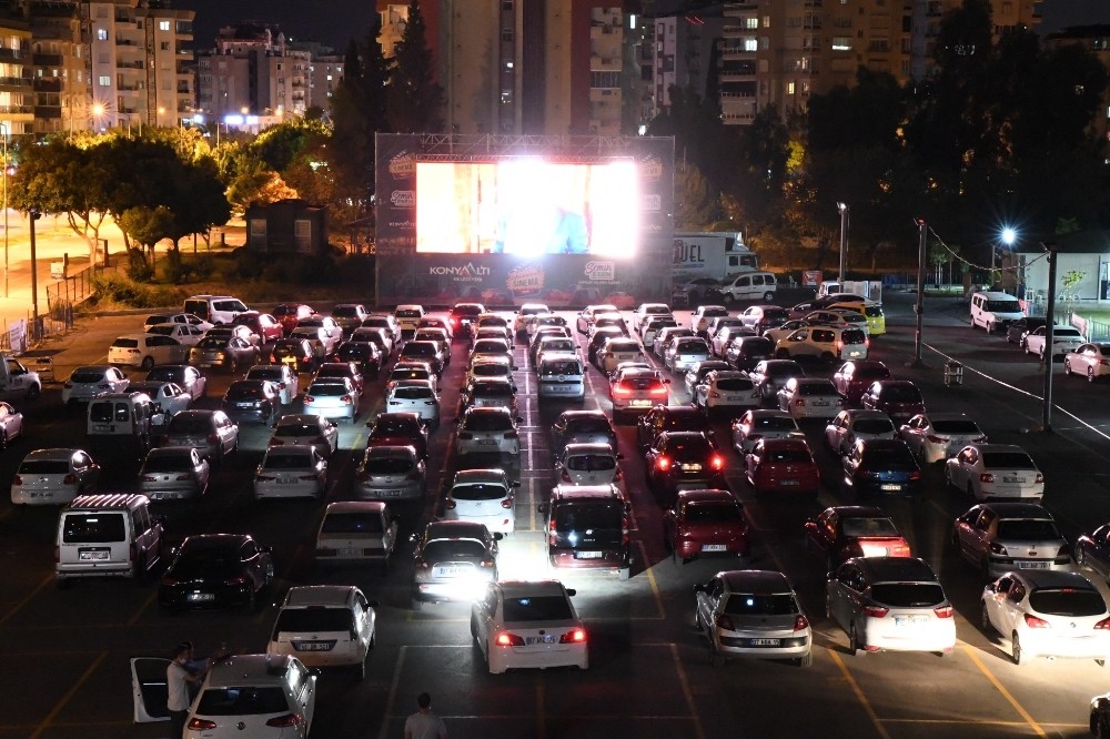 Antalya’da arabada sinema keyfi başladı 