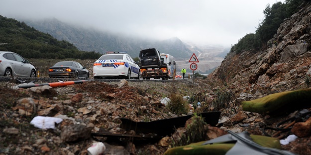 Antalya'da araç devrildi: Yaralılar var
