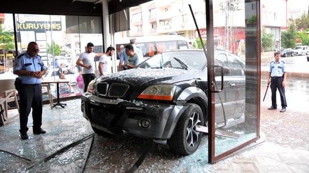 Antalya'da araç fırına daldı