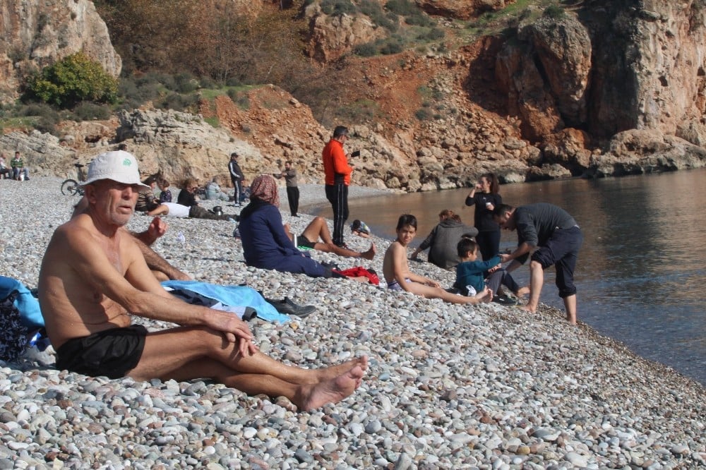 Antalya’da ’Aralık’sız güneşli günler 