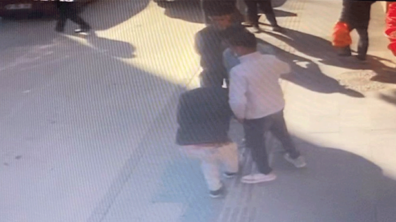 Antalya'da bıçaklı çakmak kavgası kameraya yansıdı!