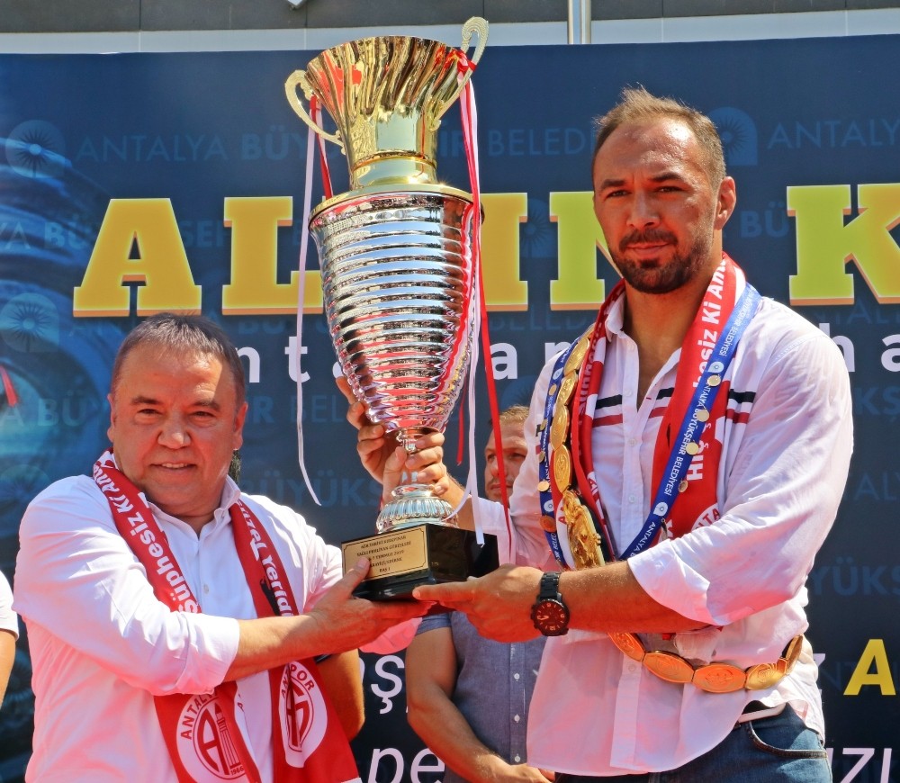 Antalya’da birlerce kişi Kırkpınar Başpehlivanı Ali Gürbüz için bir araya geldi 