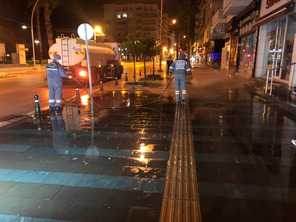 Antalya’da caddeler, sokaklar, meydanlar dezenfekte ediliyor 