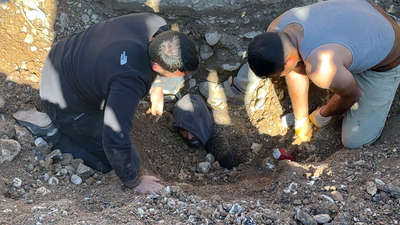 Antalya’da can pazarı! Boynuna kadar toprağa gömüldü