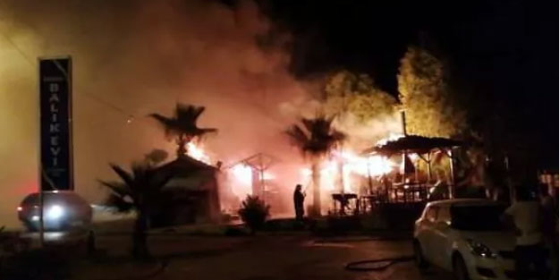 Antalya'da çıkan yangında restoran kül oldu