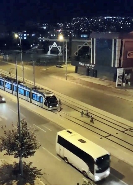 Antalya’da çocukların tramvayla ölüm oyunu 