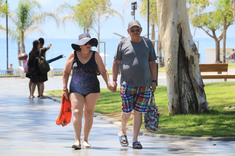Antalya’da çöl sıcakları tatilcileri durdurmadı 