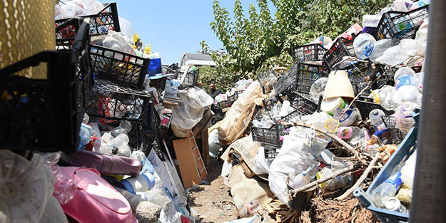 Antalya'da çöp ev kabusu: Vatandaşların koku şikayetiyle ortaya çıktı
