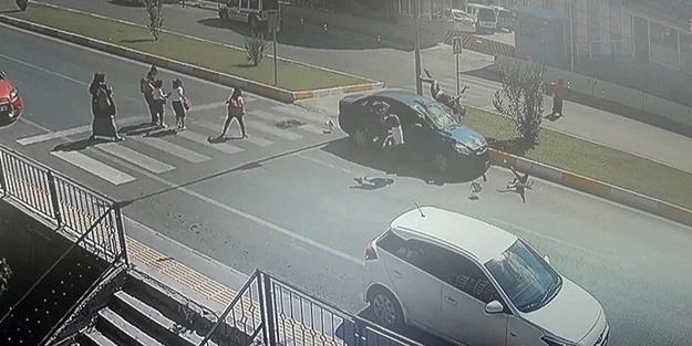 Antalya'da dehşet! Otomobil yayaların arasına daldı