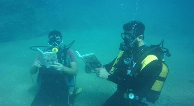 Antalya'da denizde 10 metre derinlikte kitap okudular