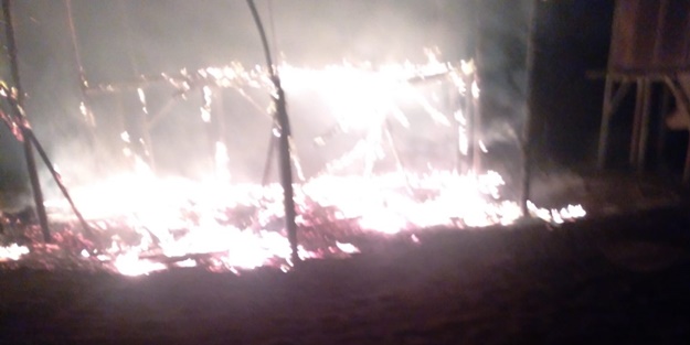 Antalya’da denize sıfır çardaklarda yangın: 4 çardak küle döndü