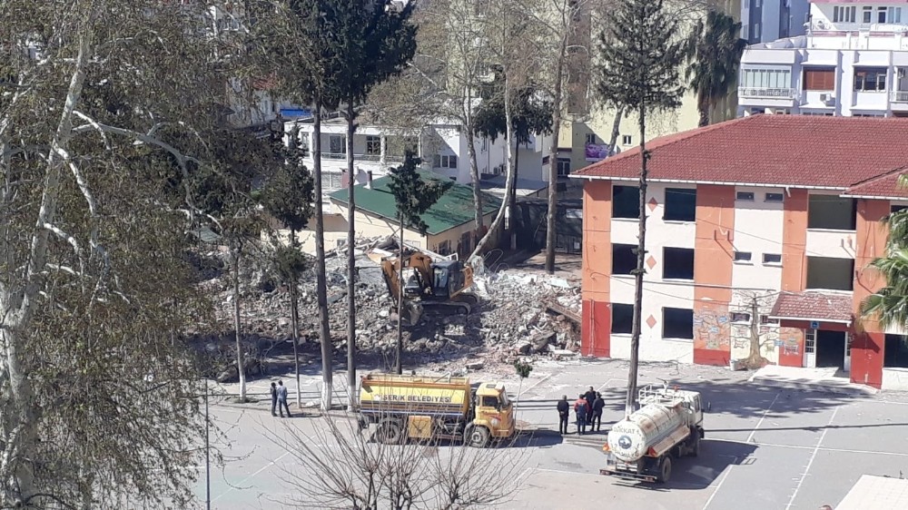 Antalya’da depreme dayanıksız okullarda yıkım çalışması başladı 
