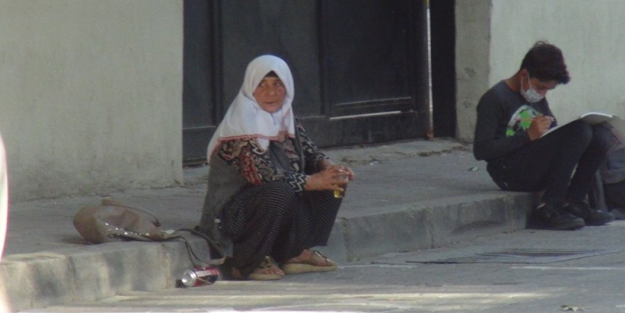 Dilenci yaşlı kadın okul önünde içki içti
