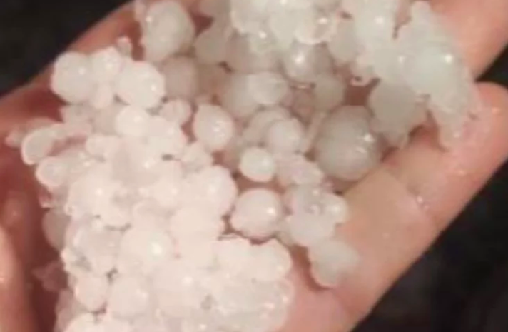 Antalya'da dolu ve sağanak yağdı; rögarlar taştı!