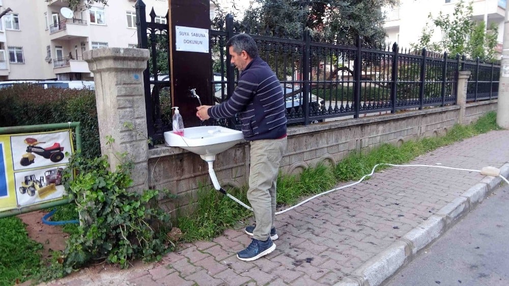 Antalya’da esnaftan sokağa korona virüs lavabosu 