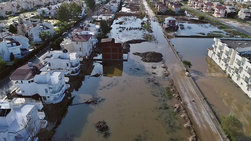 Antalya'da ev ve işyerleri sular altında