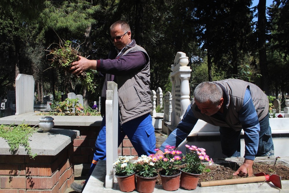 Antalya’da ’Evde Kal’anların ölmüş yakınları için uzaktan mezar bakım hizmeti 