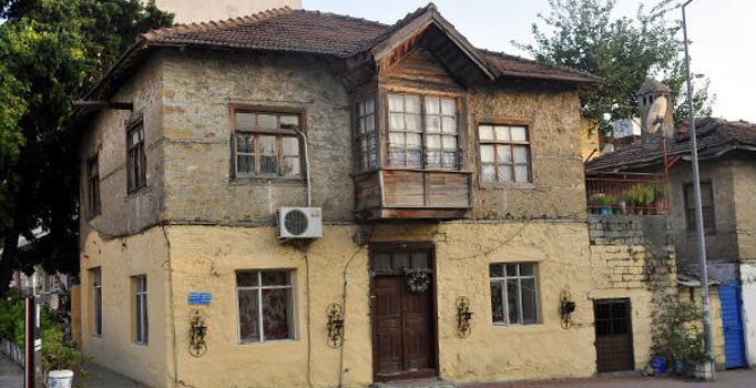 Antalya’da evine girdikleri 65 yaşındaki kadını dövüp, soydular