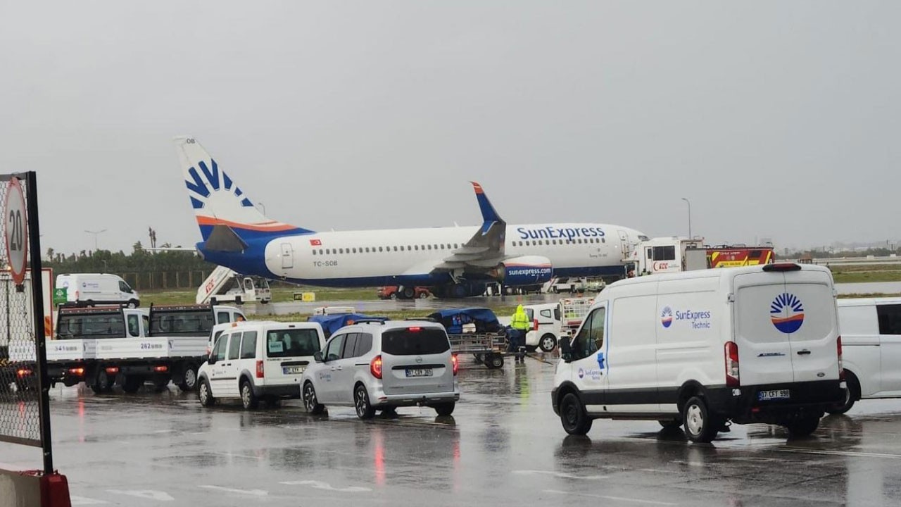 Antalya’da facia ucuz atlatıldı: Kalkışa geçen uçağın kanadı parçalandı