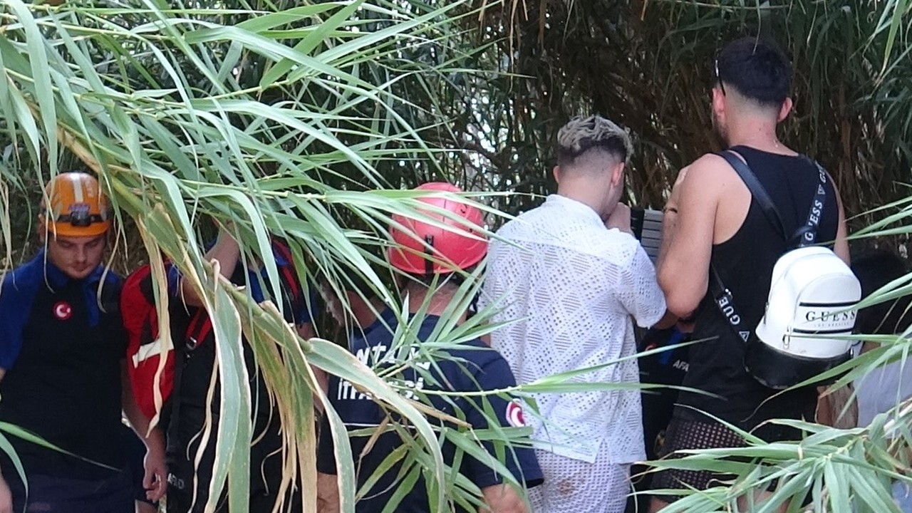 Antalya’da falezlerde mahsur kalan 3 Arnavut turist kurtarıldı