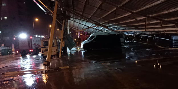 Antalya'da feci anlar! Kapalı pazar yerinin çatısı fırtına nedeniyle çöktü
