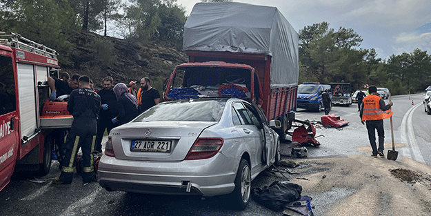 Antalya'da feci kaza: Ölüler ve yaralılar var