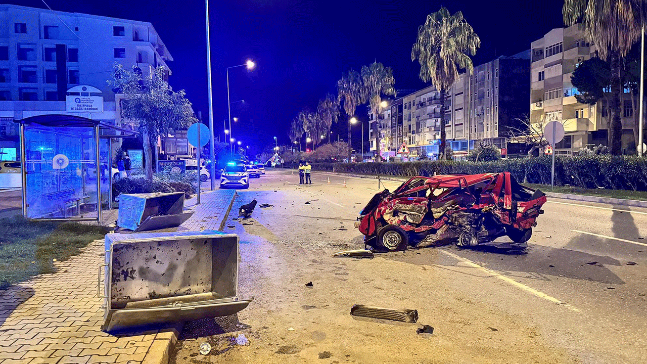 Antalya'da feci kaza! Hurdaya dönen araçtan fırlayan sürücü hayatını kaybetti!