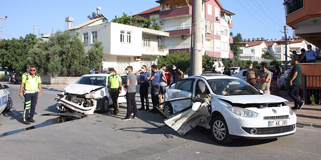 Antalya'da feci kaza! İki araç çarpıştı, ortalık savaş alanına döndü