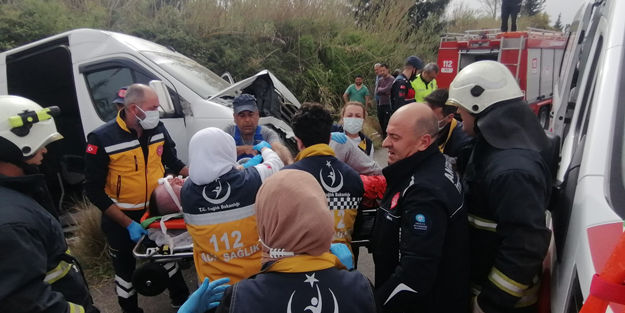 Antalya'da feci kaza! Turistleri taşıyan minibüs şarampole yuvarlandı