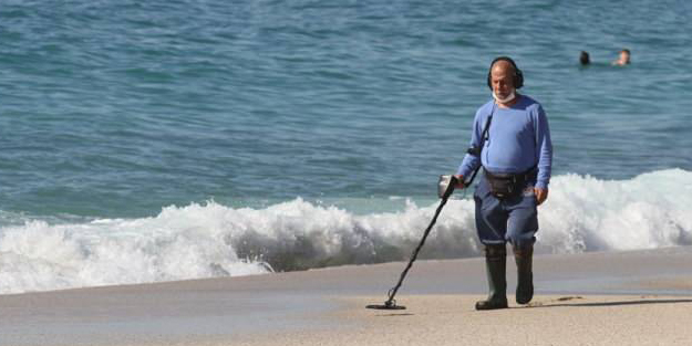 Antalya'da fırtına sonrası dedektörü alan sahile koştu!