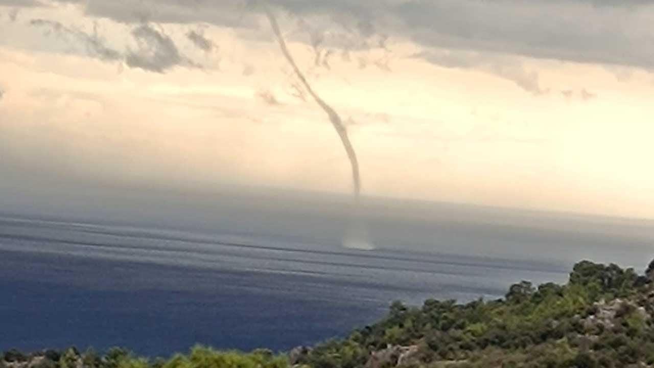 Antalya'da fırtına ve hortum vurdu: Seralar zarar gördü