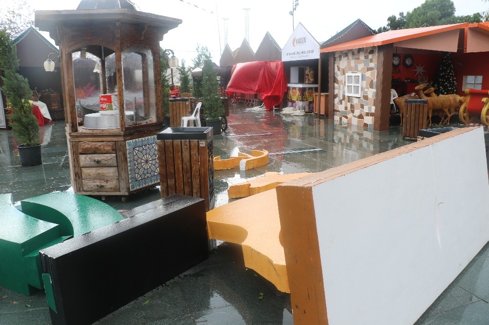 Antalya’da fırtına yılbaşı festival alanını vurdu 