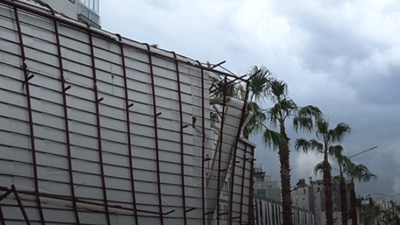 Antalya'da fırtınada çatılar uçtu!