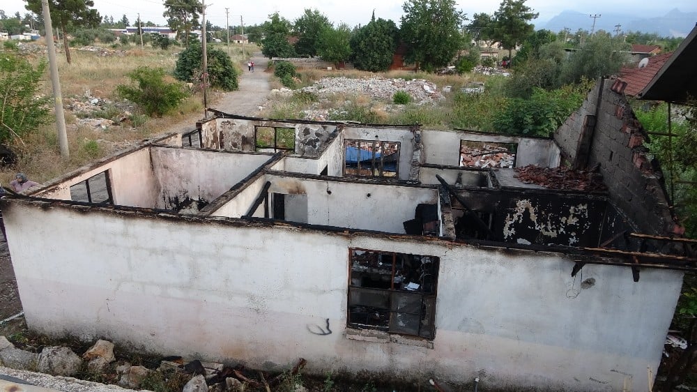 Antalya’da gecekondu alev alev yandı 