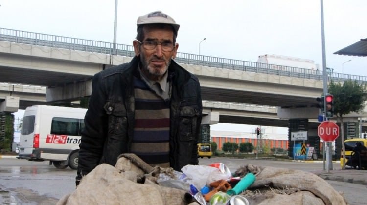 Antalya'da günde 50 kilometre yürüyerek 3 çocuk okutuyor