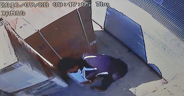 Antalya'da hırsızlık yaptığı dükkanın önünden geçince yakalandı