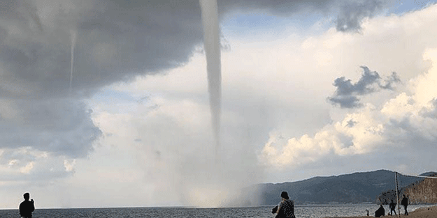 Antalya'da hortum ve fırtına seralara zarar verdi