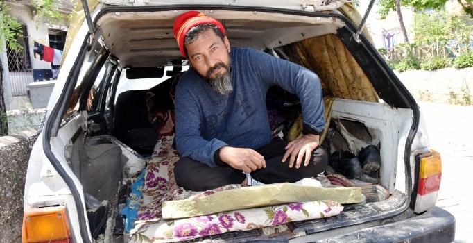 Antalya'da içler acısı olay! Hurda otomobilde yaşıyor