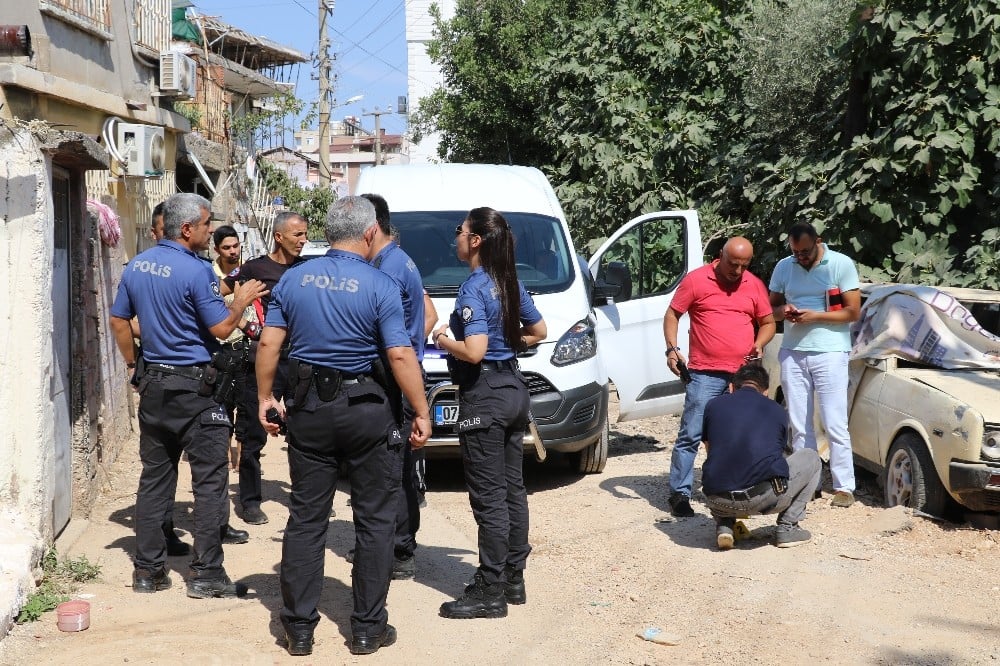Antalya’da iki aile arasındaki kavgada silah ve kılıçlar konuştu: 3 yaralı 