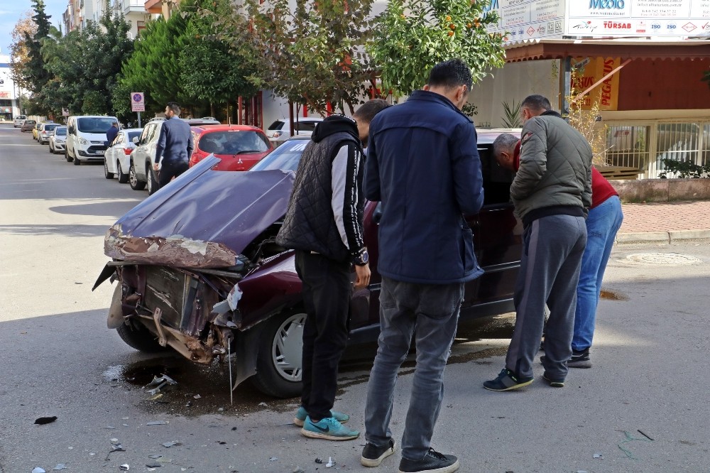 Antalya’da iki otomobil çarpıştı: 1 yaralı 