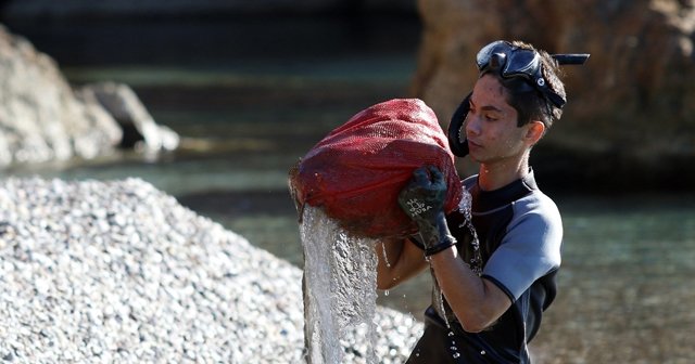 Antalya'da iki saatte 200 çuval çöp çıkardılar