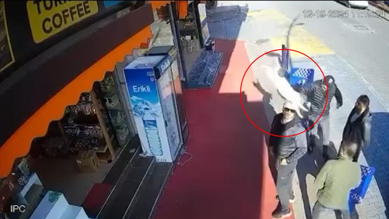 Antalya’da ilginç olay! Kaldırımda duran gencin kafasına bakın ne düştü