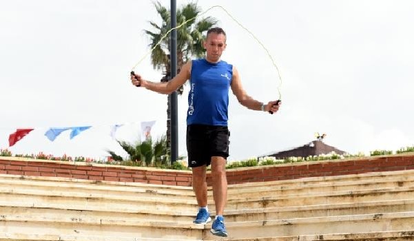 Antalya'da ip atlayarak adını Guinness'e yazdırdı