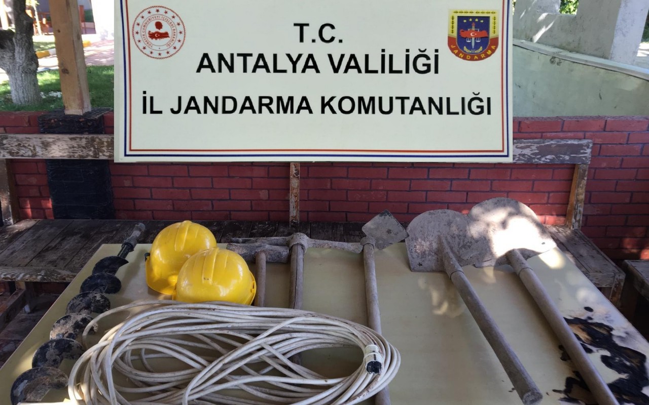 Antalya'da kaçak kazıya suçüstü!