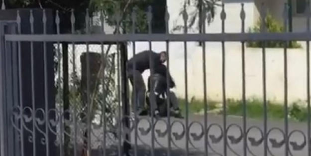 Kadın yere yatırdığı adamı darp etti