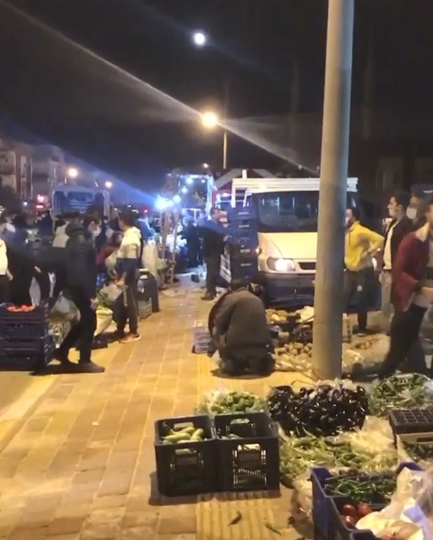 Antalya’da kaldırımlara gece pazarı kuruldu 