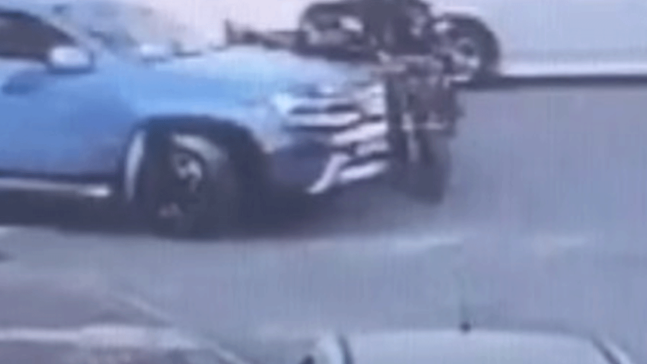 Antalya'da kamyonet ile 3 tekerlekli motosiklet çarpıştı! Sürücü motosikletin altında kaldı!